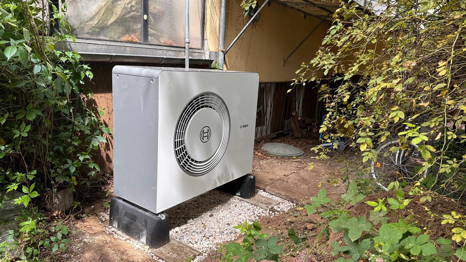 Bosch Wärmepumpe im Gartenbereich